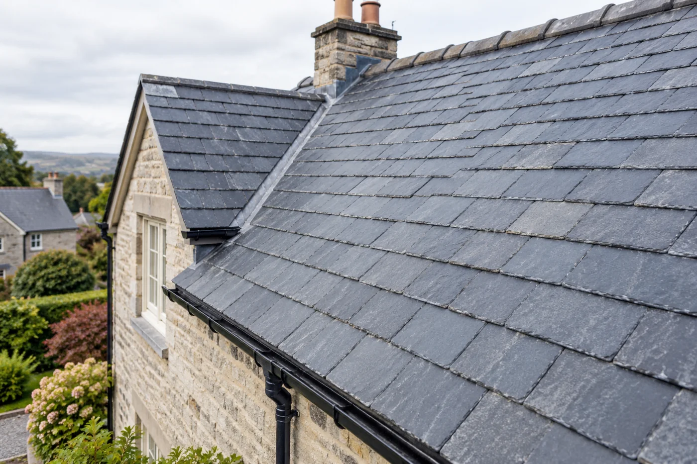 Overlapping natural slate roof coverings